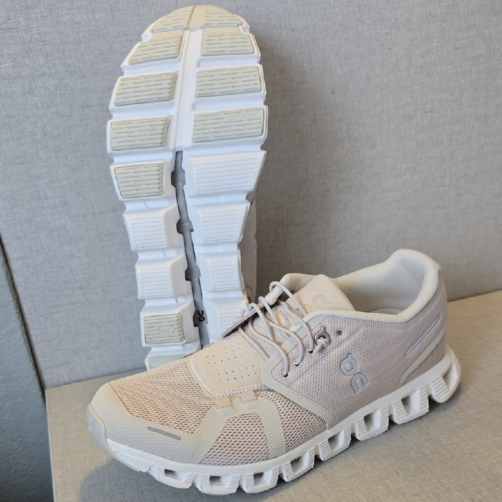 On Running Pearl White. NEW, (w 8).